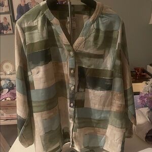 YOU MAKE AN OFFER$ Closet Clearance Gently Loved 🩷Women’s Multicolor Shirt